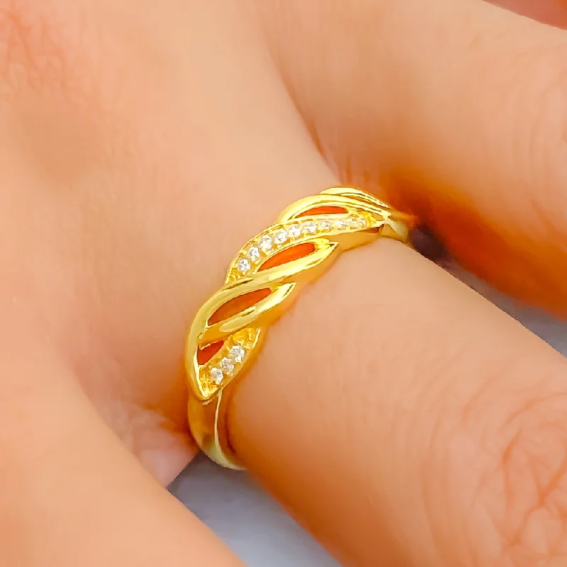 Attractive Wavy 18K Gold + Diamond Ring